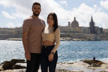 Arka planda La Valleta, Malta 'da aşık bir çift poz veriyor..