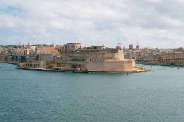 Bulutlu bir günde La Valleta 'nın manzarası.