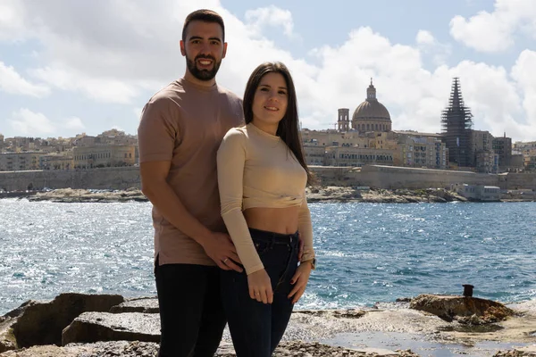 Arka planda La Valleta, Malta 'da aşık bir çift poz veriyor..