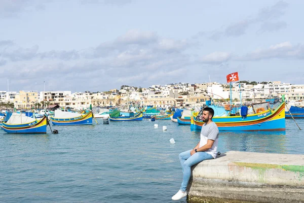 관광객 바다에는 몰타에 마르사 배들로 — 스톡 사진