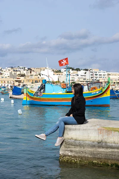 Молодая Женщина Турист Сидит Заднем Плане Море Полное Красочных Лодок — стоковое фото