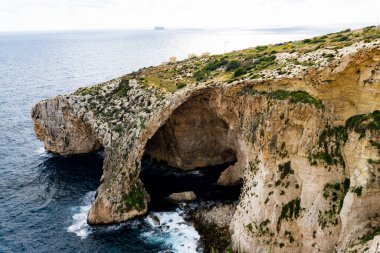 Mavi Grotto 'nun bulutlu manzarası ve Malta' da mavi deniz.
