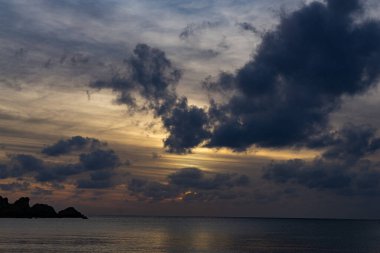 günbatımı denize bulutlar ile