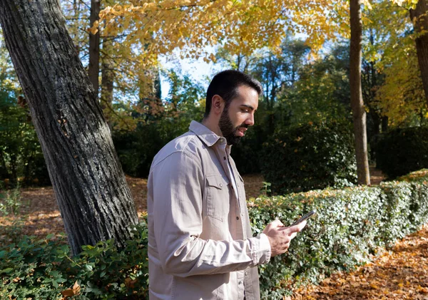 Jovem Olhando Para Seu Smartphone Rua Dia Outono — Fotografia de Stock