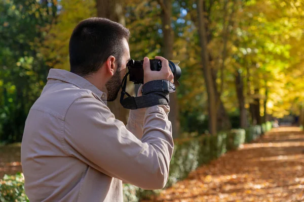 Jovem Menino Tirando Uma Foto Com Sua Câmera — Fotografia de Stock