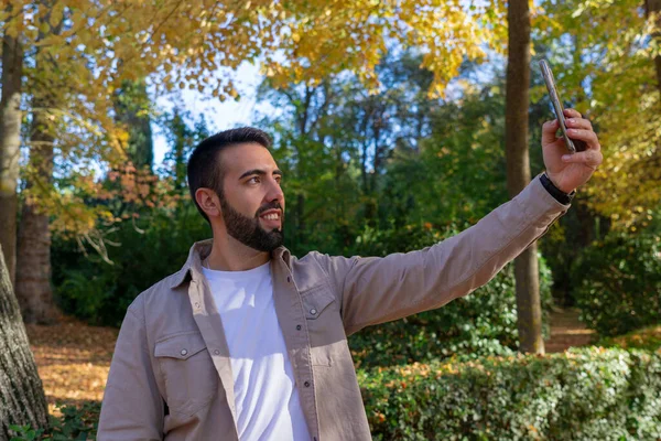 Menino Rua Tirando Uma Foto Mesmo Com Seu Smartphone — Fotografia de Stock