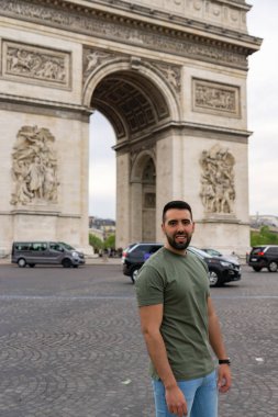 Genç turist baharda Paris 'i ziyaret ediyor.