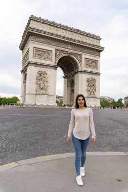 Baharda Paris 'i ziyaret eden genç turist kız