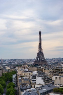 Gün batımında Paris sokaklarının yukarıdan görünüşü.