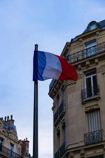Σημαία Της Γαλλίας Χρώματα Μπλε Λευκό Και Κόκκινο Στον Ανεμοδαρμένο — Φωτογραφία Αρχείου