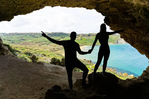 Пара Веселится Пещере Тал Мишта Гозо — стоковое фото