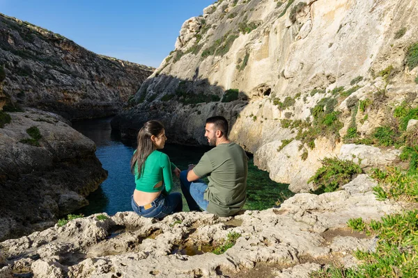 Любящая Пара Сидящая Скале Виде Иль Гасри Гозо Мальта — стоковое фото