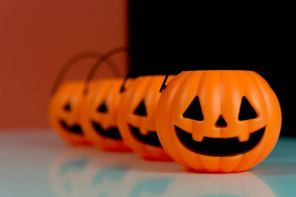 Kırmızı ve siyah arkaplanda dört Cadılar Bayramı balkabağı