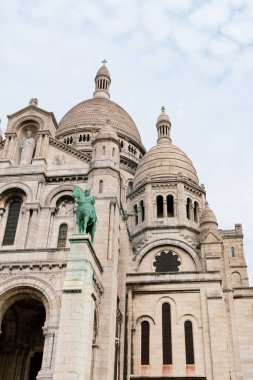 Fransa 'nın başkenti Paris' teki Sacre Coeur Bazilikası 'nın bir kısmının manzarası.