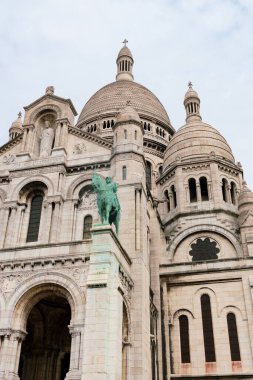Fransa 'nın başkenti Paris' teki Sacre Coeur Bazilikası 'nın bir kısmının manzarası.