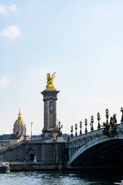 Alexander Köprüsü ve altın heykellerin manzarası