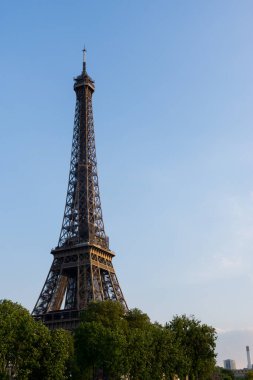 Paris 'teki Eyfel Kulesi' nin mavi gökyüzü
