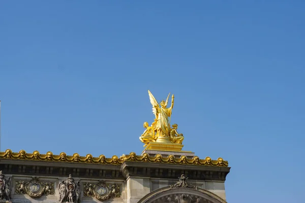 Paris Operası 'nın en uç noktası altından yapılmıştır..