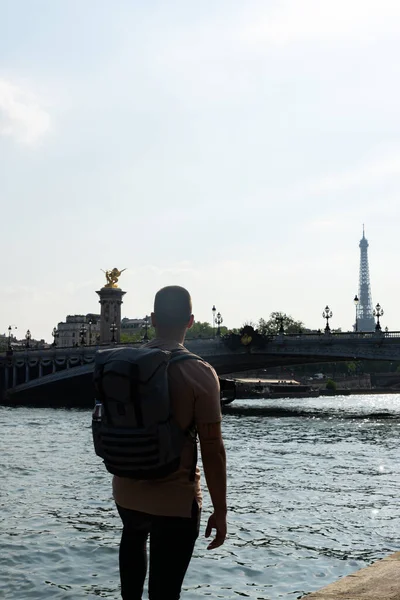 Genç fotoğrafçı Paris 'te tanınmaz halde.