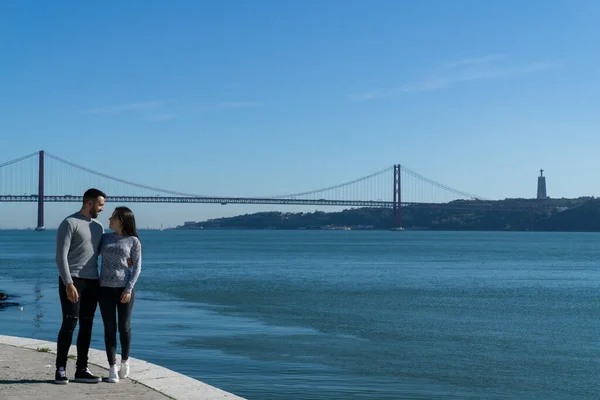 Ung Par Med Den April Bron Bakgrunden Lisbon Portugal — Stockfoto