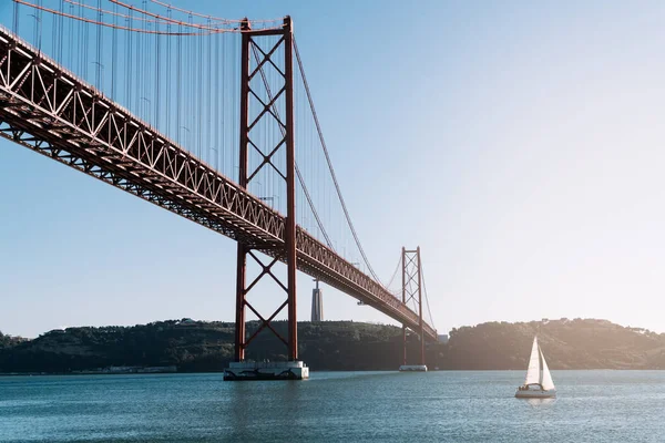 Απριλίου Γέφυρα Ιστιοφόρο Μια Ηλιόλουστη Μέρα Lisbon Πορτογαλία — Φωτογραφία Αρχείου