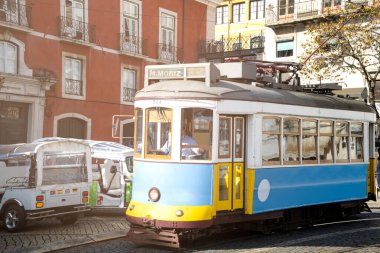 Lizbon 'da tanınmayan bir sürücü tarafından sürülen ünlü bir tramvay.