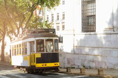Lizbon caddesinde içinden tanınmayan insanlar geçen tipik bir tramvay..