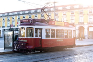 Ticaret Meydanı 'nda kırmızı turist tramvayı, Lizbon, Portekiz - 27 Kasım 2021
