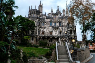 Portekiz 'de Sintra' nın tarihi anıtı Gotik tarzda ve gün batımından hemen önce ışıklar açık.