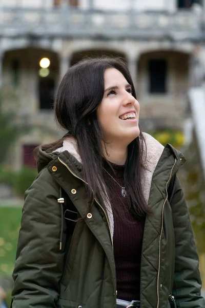 Gülümseyen ve mutlu bir genç kız yakın planda ve dışarıda odaklanmış değil..