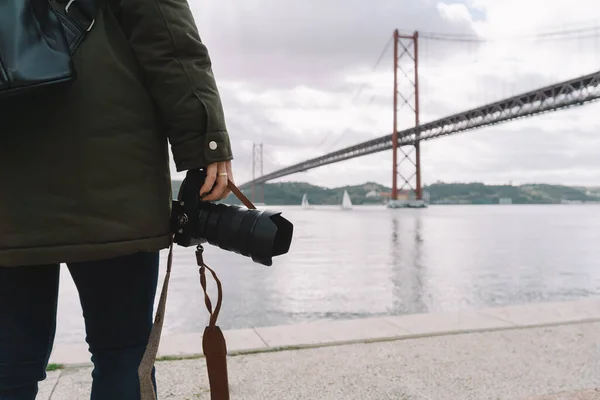 Onherkenbare Jonge Vrouw Houdt Camera Close Met Beroemde Lissabon Brug — Stockfoto