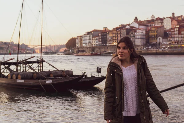 Jong Toeristisch Meisje Poserend Voor Een Typische Porto Boot Met — Stockfoto