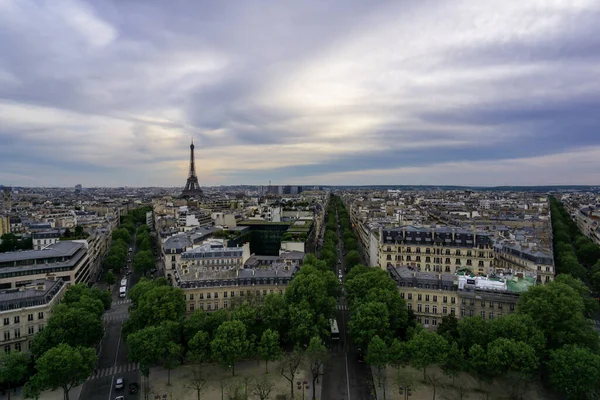 Paris 'teki Zafer Yayı' nın çatısından Eiffel Kulesi 'nin sahne ışıklarıyla