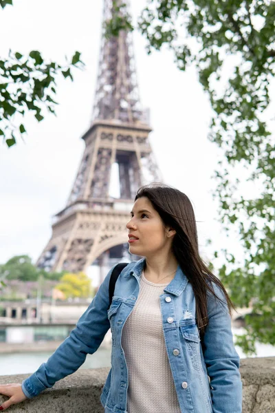 Jong Meisje Voorgrond Met Eiffeltoren Achtergrond — Stockfoto