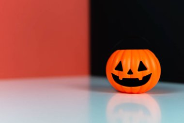 Kırmızı ve siyah arkaplanda Cadılar Bayramı kabağı