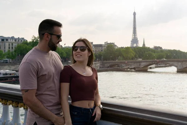 Casal Apaixonado Olhando Para Outro Sorrindo Com Torre Eiffel Fundo — Fotografia de Stock
