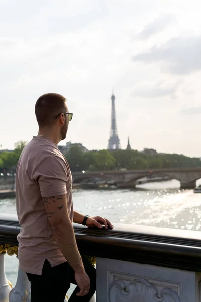 Fotografia Vertical Menino Com Costas Para Torre Eiffel Rio Sena — Fotografia de Stock