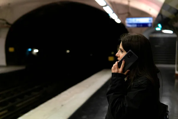 Jovem Turista Falando Seu Telefone Inteligente Metrô Paris Close — Fotografia de Stock