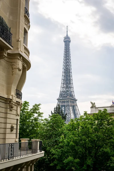 Paris 'te bir sokakta Eyfel Kulesi' nin fotoğrafı.