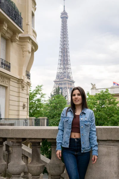 Ung Flicka Bär Denim Jacka Förgrunden Med Eiffeltornet Bakgrunden — Stockfoto