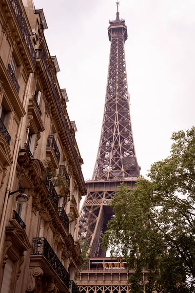 Foto Torre Eiffel Uma Rua Parisiense — Fotografia de Stock