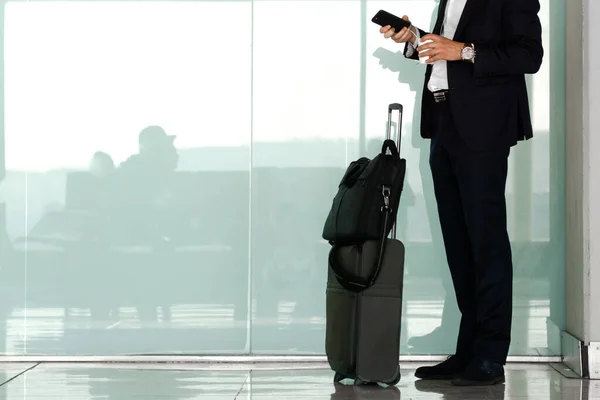 Невпізнаваний Бізнесмен Своєю Дорожньою Сумкою Чекає Аеропорту Тримаючи Каву Спілкуючись — стокове фото