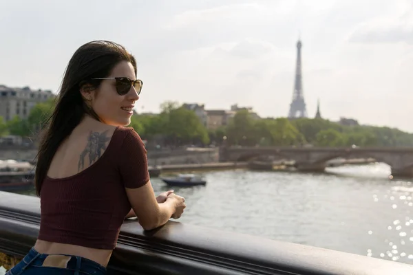 Young Woman Sunglasses Foreground Seine River Eiffel Tower Background Sunny — Stock fotografie