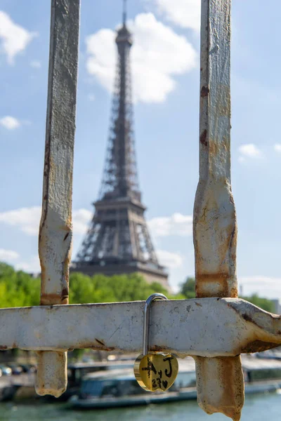 Typical Parisian Tradition Padlock Attached Bridge Eiffel Tower Background Symbolizing — Fotografia de Stock
