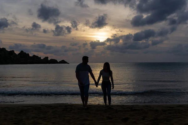 Silhouette Two Lovers Holding Hands Walking Beach Sunset Background — Stockfoto