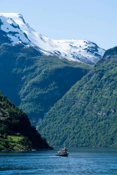 Boat Sailing Geirangerfjord Snow Capped Mountains Waterfall Background — Foto Stock