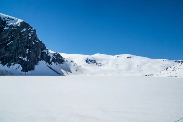 Ландшафт Замерзлого Озера Горами Задньому Плані Багато Снігу Норвегії — стокове фото