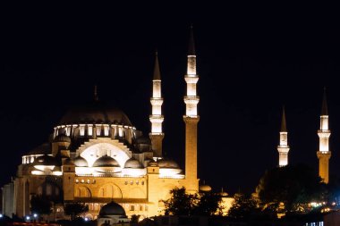 İstanbul, Türkiye 'de gece ışıkları açık Süleyman Camii