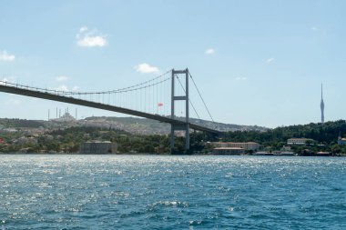 İstanbul 'un ünlü 15 Temmuz köprüsü ve güneşli bir günde Boğaz manzarası.