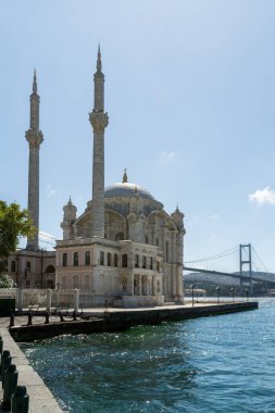 Ortakoy camiinin manzarası ile Asya ve Avrupa kıtalarını birbirine bağlayan köprü arka planda..